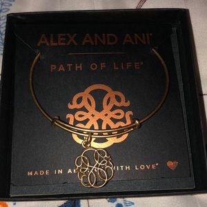 Beautiful gold bracelet! Brand new!!